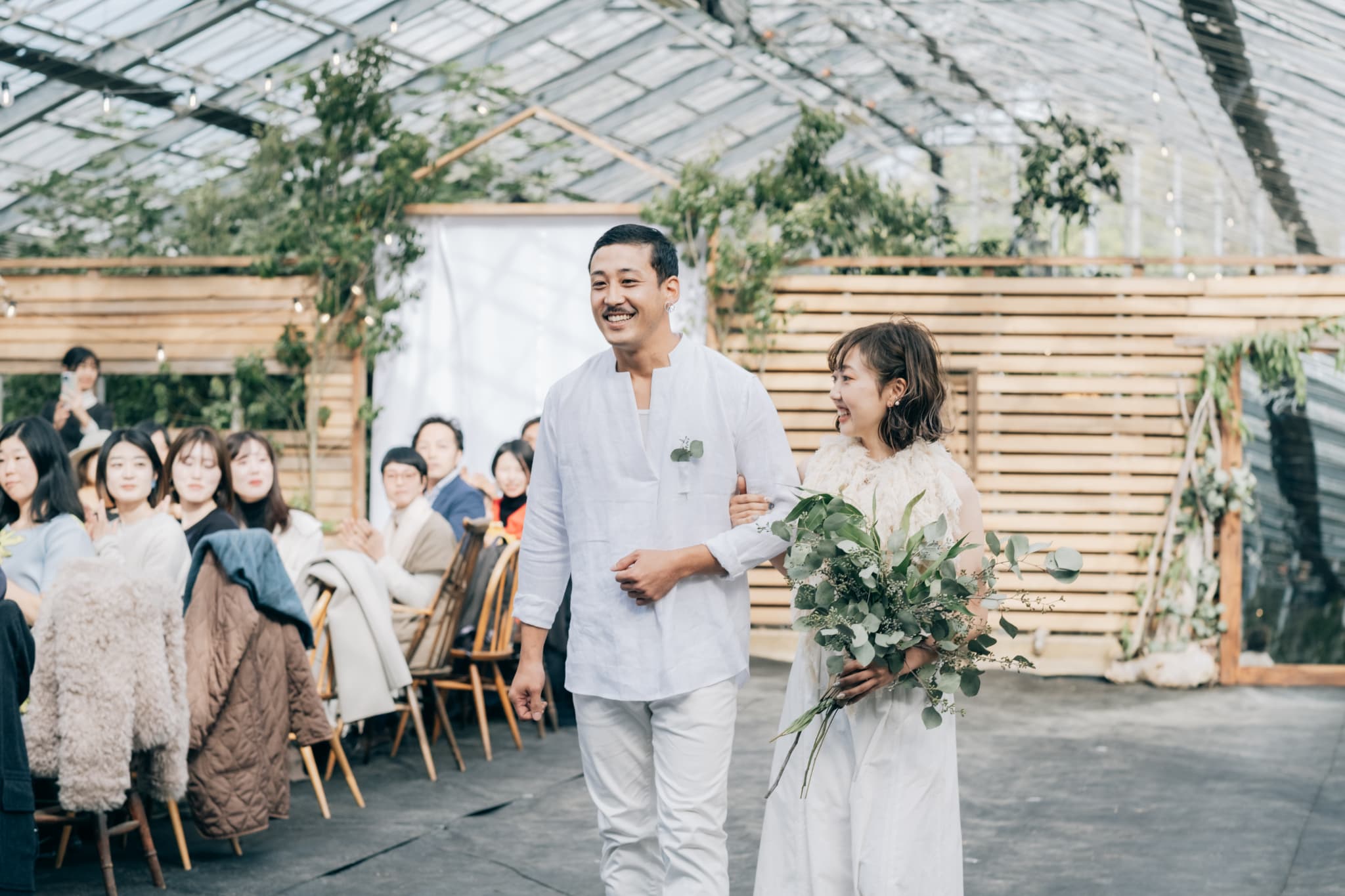 兵庫県淡路島のガラスハウスでナチュラル結婚式「未来記念日Awaji」のアットホームな結婚式｜レトロ婚プロデュース